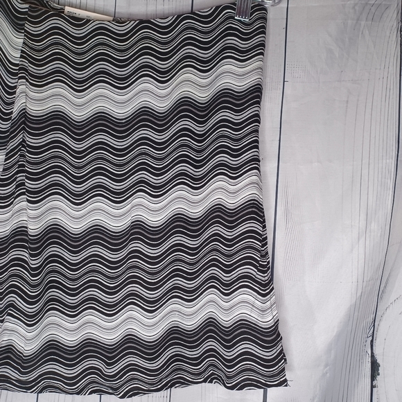 So Black and White Wave Pattern Wrap Skirt NWT - Picture 7 of 10